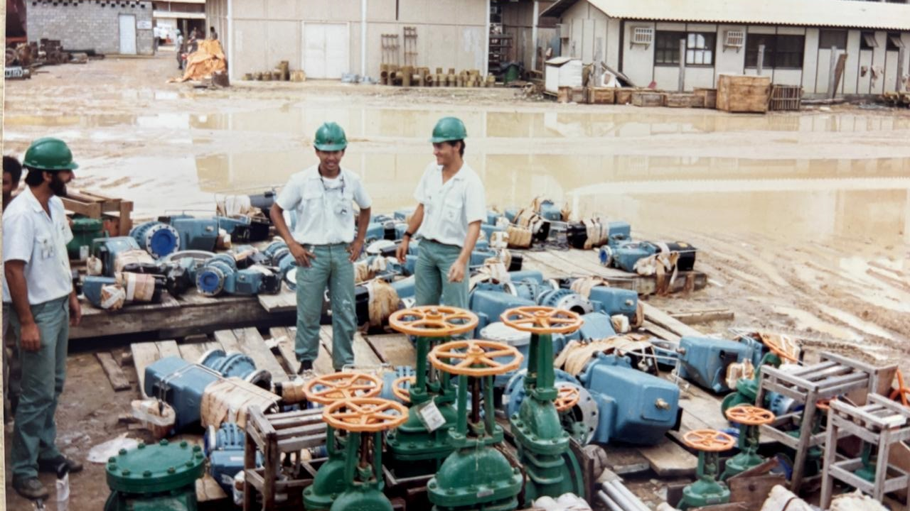 Foto antiga mostra contrução da unidade Suzano Mucuri há mais de 30 anos