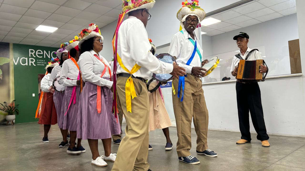 Grupo do Mestre Bené fez apresentação de congo para funcionários da Suzano