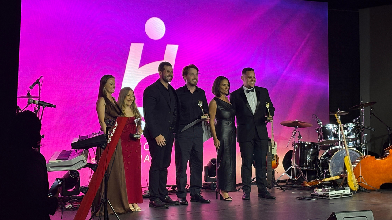 Matheus Leal (centro) recebe prêmio durante evento em SP - Foto - Acervo Bracell