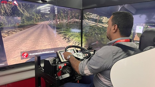 Motorista faz treinamento no Smart Driver Simulador